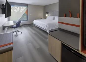 avid hotel Milwaukee West Waukesha by IHG hotel thumbnail 8