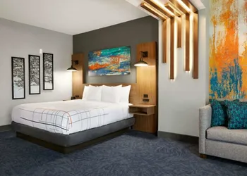 La Quinta Inn & Suites by Wyndham Louisville NE/Old Henry Rd hotel thumbnail 3