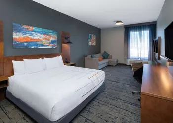 La Quinta Inn & Suites by Wyndham Louisville NE/Old Henry Rd hotel thumbnail 5
