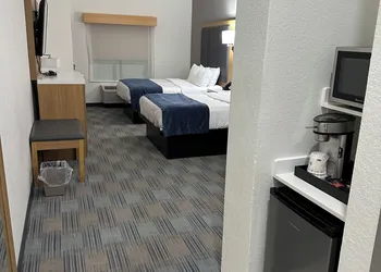 La Quinta Inn & Suites by Wyndham Coralville Iowa City hotel thumbnail 8