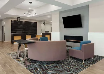 La Quinta Inn & Suites by Wyndham Coralville Iowa City hotel thumbnail 4