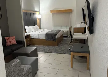 La Quinta Inn & Suites by Wyndham Coralville Iowa City hotel thumbnail 6