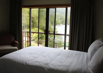 Eagle Nook Resort hotel thumbnail 4