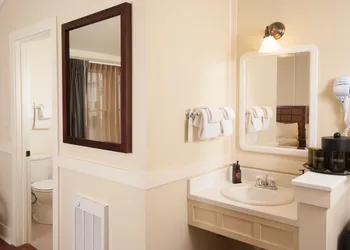 Mammoth Hot Springs & Cabins - Inside the Park hotel thumbnail 8