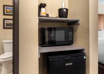 Comfort Inn & Suites Euless DFW West hotel thumbnail 6