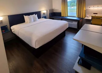 Microtel Inn & Suites by Wyndham Milford hotel thumbnail 6