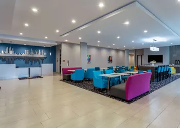 La Quinta Inn & Suites by Wyndham Shorewood hotel thumbnail 2