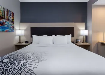 La Quinta Inn & Suites by Wyndham Shorewood hotel thumbnail 5