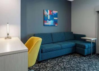 La Quinta Inn & Suites by Wyndham Shorewood hotel thumbnail 6