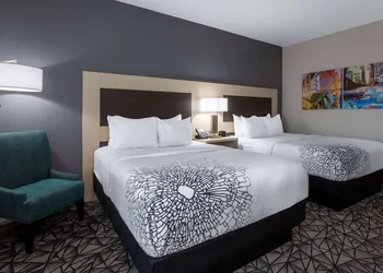 La Quinta Inn & Suites by Wyndham Shorewood hotel thumbnail 7
