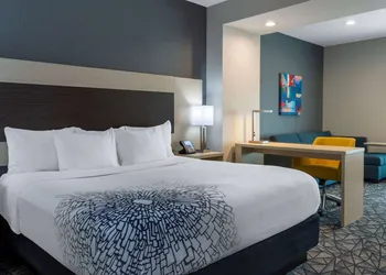 La Quinta Inn & Suites by Wyndham Shorewood hotel thumbnail 8