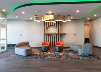 La Quinta Inn & Suites by Wyndham San Antonio Seaworld/LAFB hotel thumbnail 2