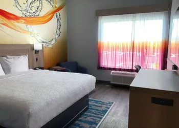 La Quinta Inn & Suites by Wyndham San Antonio Seaworld/LAFB hotel thumbnail 4