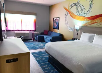 La Quinta Inn & Suites by Wyndham San Antonio Seaworld/LAFB hotel thumbnail 5