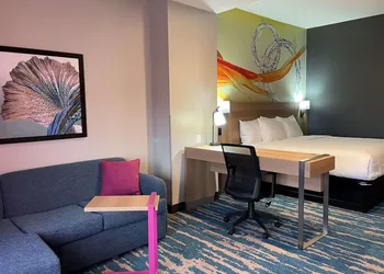 La Quinta Inn & Suites by Wyndham San Antonio Seaworld/LAFB hotel thumbnail 6