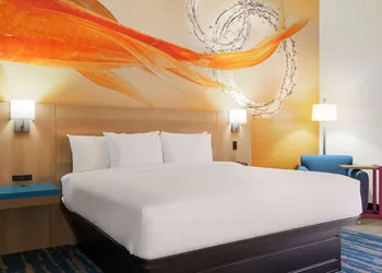 La Quinta Inn & Suites by Wyndham San Antonio Seaworld/LAFB hotel thumbnail 8