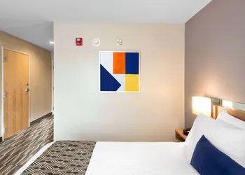 Microtel Inn & Suites by Wyndham Farmington hotel thumbnail 4