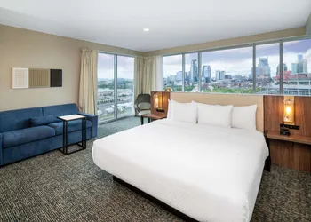 La Quinta Inn & Suites by Wyndham Nashville Downtown / Stadium hotel thumbnail 7