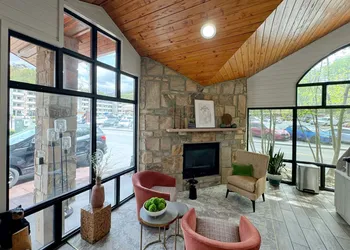 Howard Johnson by Wyndham Downtown Gatlinburg hotel thumbnail 4