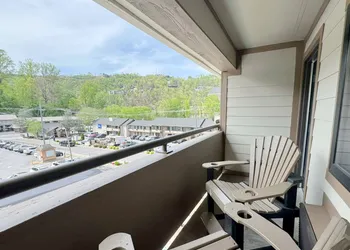 Howard Johnson by Wyndham Downtown Gatlinburg hotel thumbnail 7