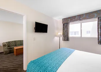 Howard Johnson Suites by Wyndham San Diego Chula Vista/BayFt hotel thumbnail 3