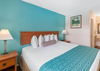 Howard Johnson Suites by Wyndham San Diego Chula Vista/BayFt hotel thumbnail 6