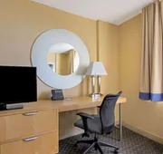La Quinta Inn & Suites by Wyndham Sunrise hotel detail image 5
