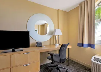 La Quinta Inn & Suites by Wyndham Sunrise hotel thumbnail 5