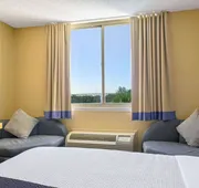 La Quinta Inn & Suites by Wyndham Sunrise hotel detail image 7