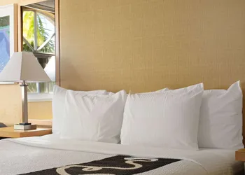 La Quinta Inn & Suites by Wyndham Sunrise hotel thumbnail 8