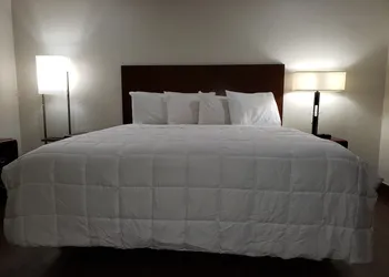 Clear Lakes Inn hotel thumbnail 2