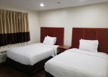 Clear Lakes Inn hotel thumbnail 8