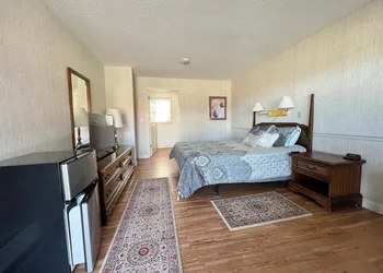 Island Pond Country Inn (Formerly the Lakefront Inn & Motel) hotel thumbnail 8