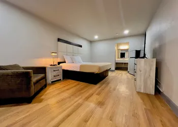 Economy Inn and Suites hotel thumbnail 8