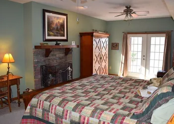 Long Mountain Lodge hotel thumbnail 2