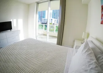 Intracostal Sunny Isles hotel thumbnail 5