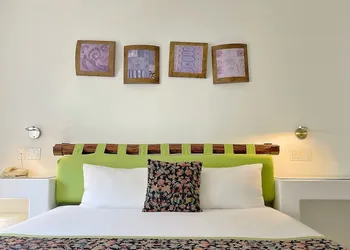 Seven Crown Express & Suites by Kavia hotel thumbnail 4