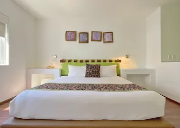 Seven Crown Express & Suites by Kavia hotel thumbnail 5