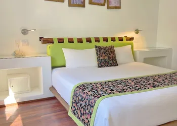 Seven Crown Express & Suites by Kavia hotel thumbnail 6