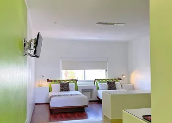 Seven Crown Express & Suites by Kavia hotel thumbnail 8