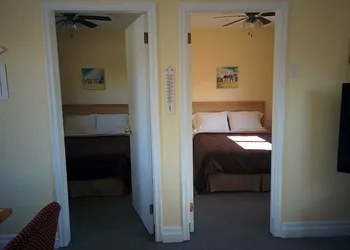 The Pinewood - Adult Getaway by the Lake hotel thumbnail 2