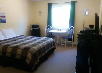 The Pinewood - Adult Getaway by the Lake hotel thumbnail 3