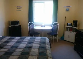 The Pinewood - Adult Getaway by the Lake hotel thumbnail 5