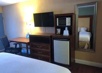 Express Airport Inn hotel thumbnail 2