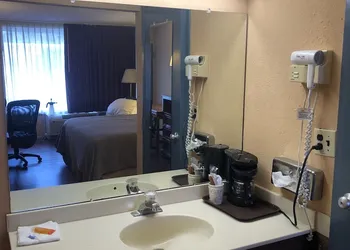 Express Airport Inn hotel thumbnail 4