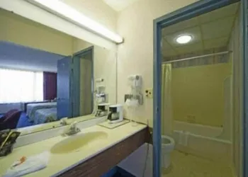 Express Airport Inn hotel thumbnail 5