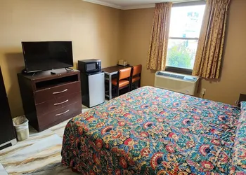 Townhouse Inn & Suites hotel thumbnail 6