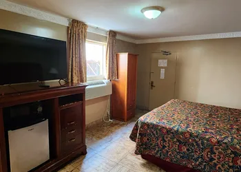 Townhouse Inn & Suites hotel thumbnail 7