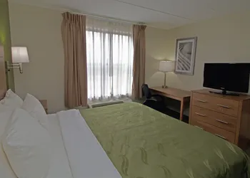 Quality Suites Lake Wright - Norfolk Airport hotel thumbnail 4