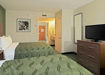 Quality Suites Lake Wright - Norfolk Airport hotel thumbnail 8